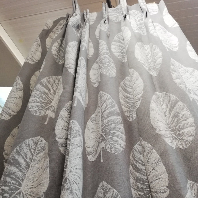 Grey b/g with large white leaves, lined & I/L, 3528b