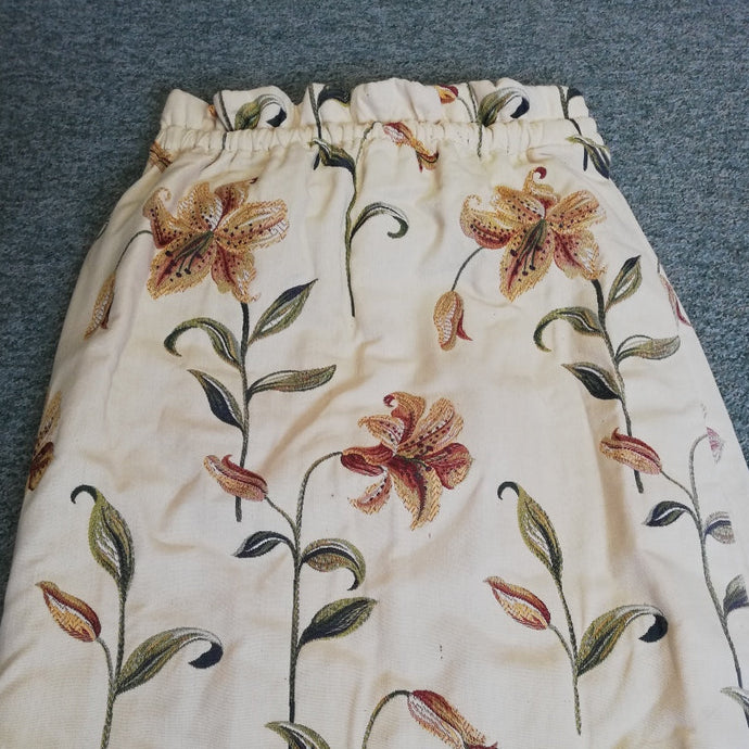Beige b/g with yellow & red Lily design, lined, 3547e