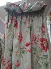 Load image into Gallery viewer, Pale green background with pink &amp; red florals, lined &amp; I/L, 3632f
