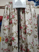 Load image into Gallery viewer, Cream b/g with pink &amp; white roses, B/O lined, 3684c
