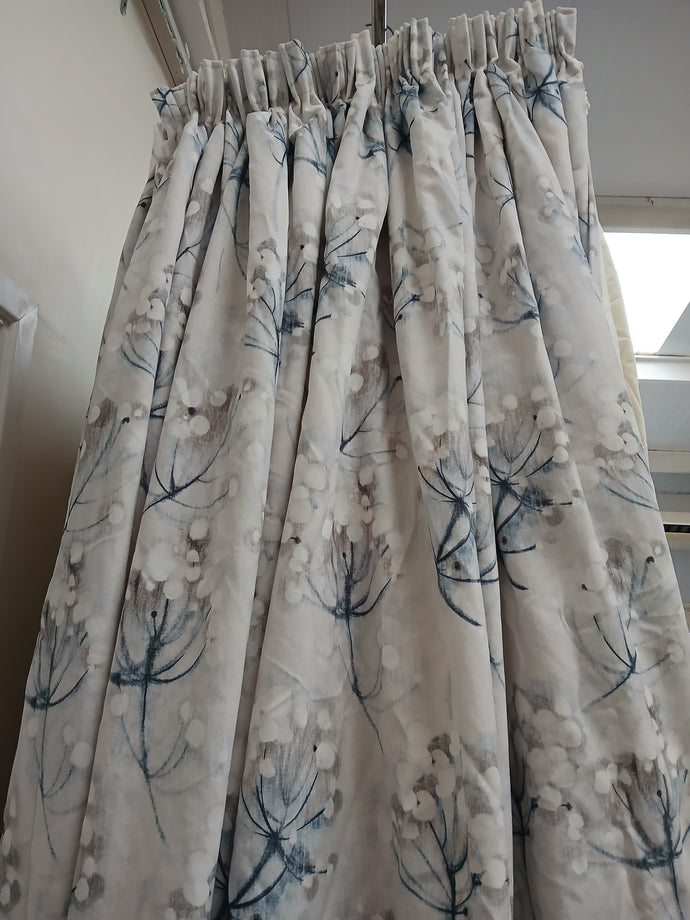 Cream velvet with blue seed heads, B/O lined, 3815