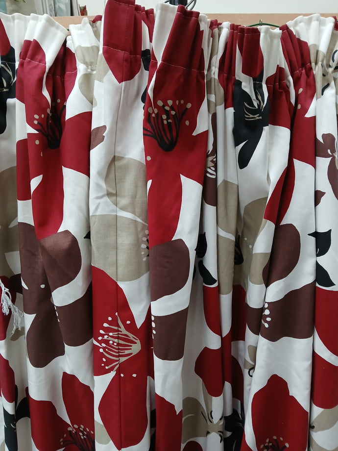 Cream b/g with large red and brown florals, lined, 3851.