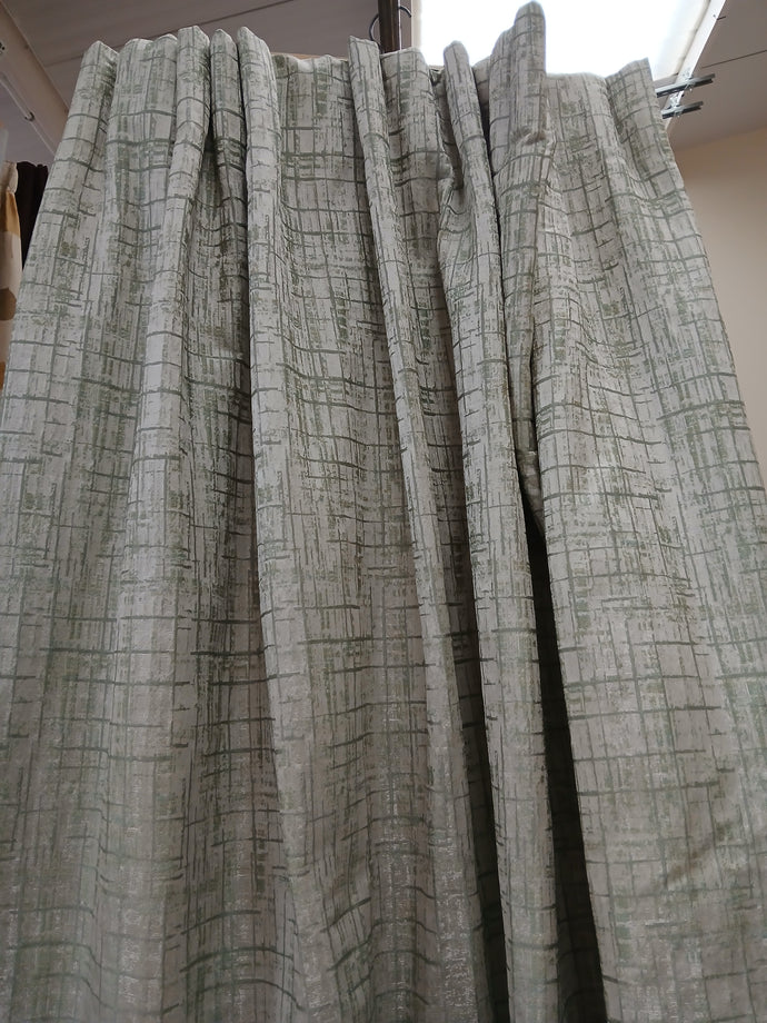 White and pale green square design, lined & I/L, 3859