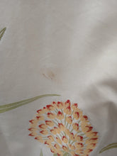 Load image into Gallery viewer, Cream b/g with large red flowers, lined &amp; I/L, 3878a
