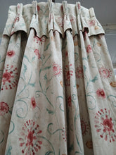 Load image into Gallery viewer, Cream b/g with red &amp; green florals, lined &amp; I/L, 3892a
