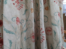 Load image into Gallery viewer, Cream b/g with red &amp; green florals, lined &amp; I/L, 3892a
