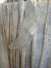 Load image into Gallery viewer, Blue &amp; White Toile De Jouy, lined, 4002c
