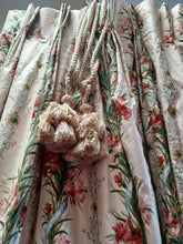 Load image into Gallery viewer, Cream b/g with red/pink florals, lined &amp; I/L, 4003c
